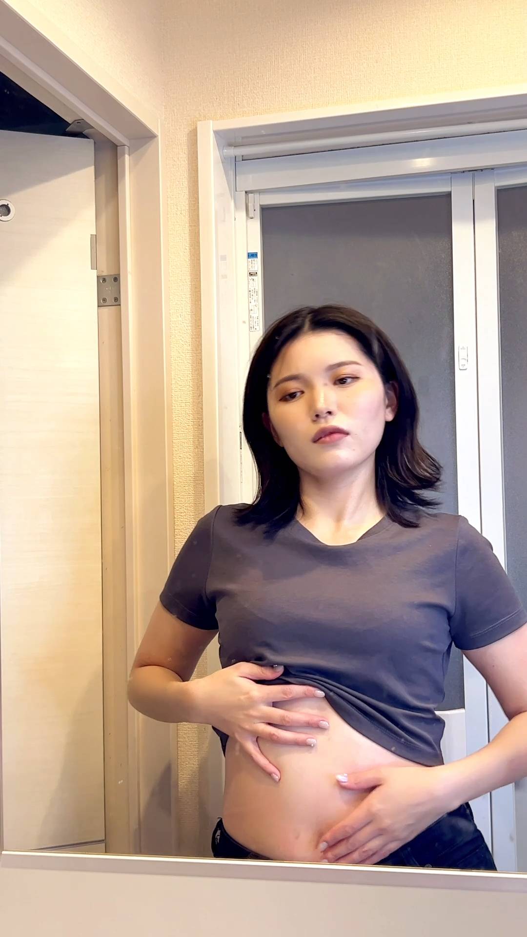 お腹が気になる女性｜鏡越し｜悩み｜お腹