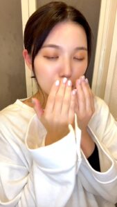 口臭をチェックする女性｜準備｜匂い