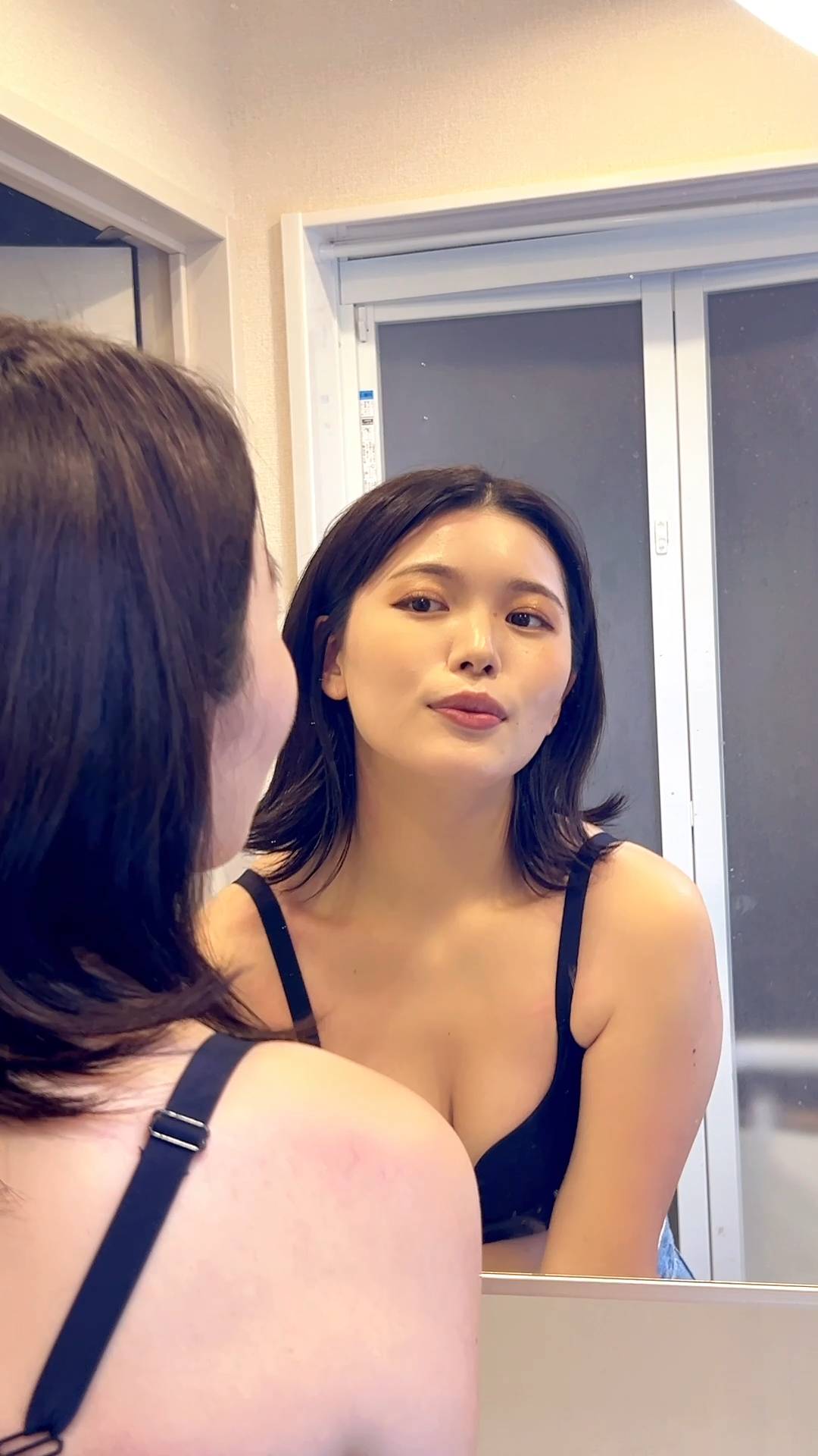 バストを寄せる女性｜鏡越し｜バスト