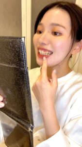 鏡で歯をチェックする女性｜ホワイトニング｜歯