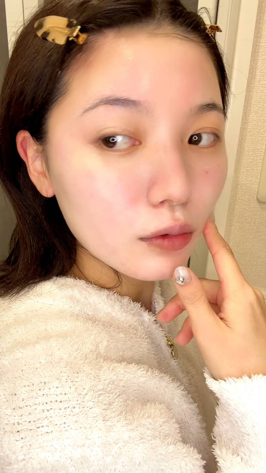 顔を横に傾ける女性｜スキンケア｜肌｜すっぴん