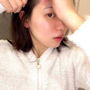 ヘアピンで髪を止める女性｜準備｜日常