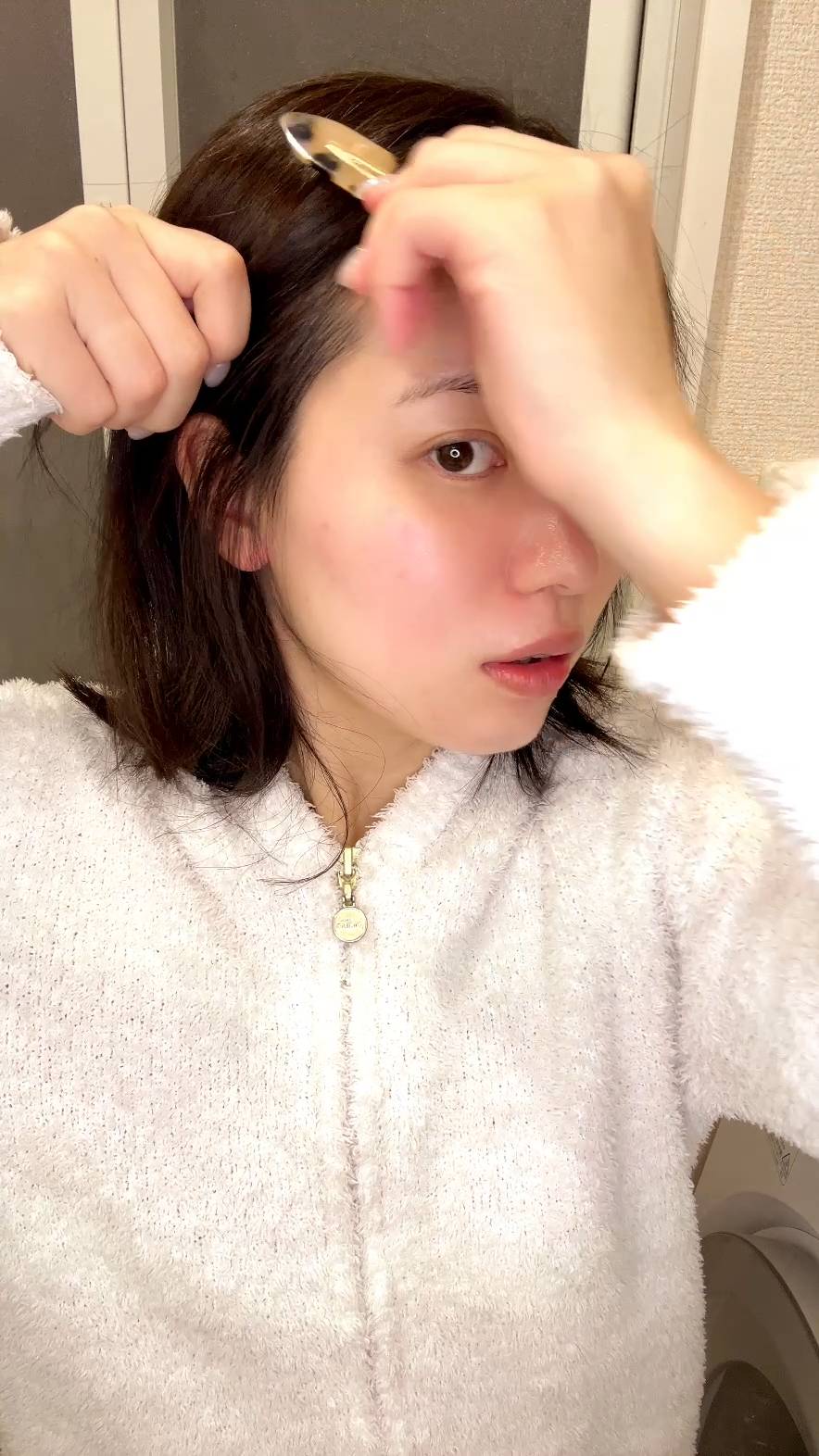 ヘアピンで髪を止める女性｜準備｜日常