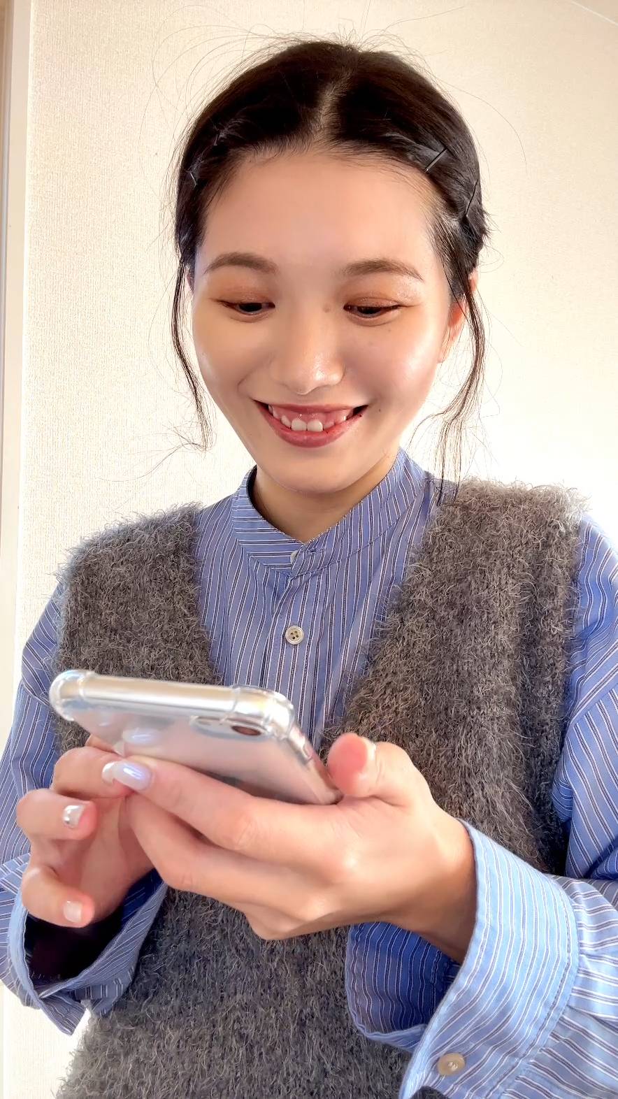 スマホを見て笑う女性｜日常｜スマホ