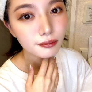 メイクを確認する女性｜メイク｜準備