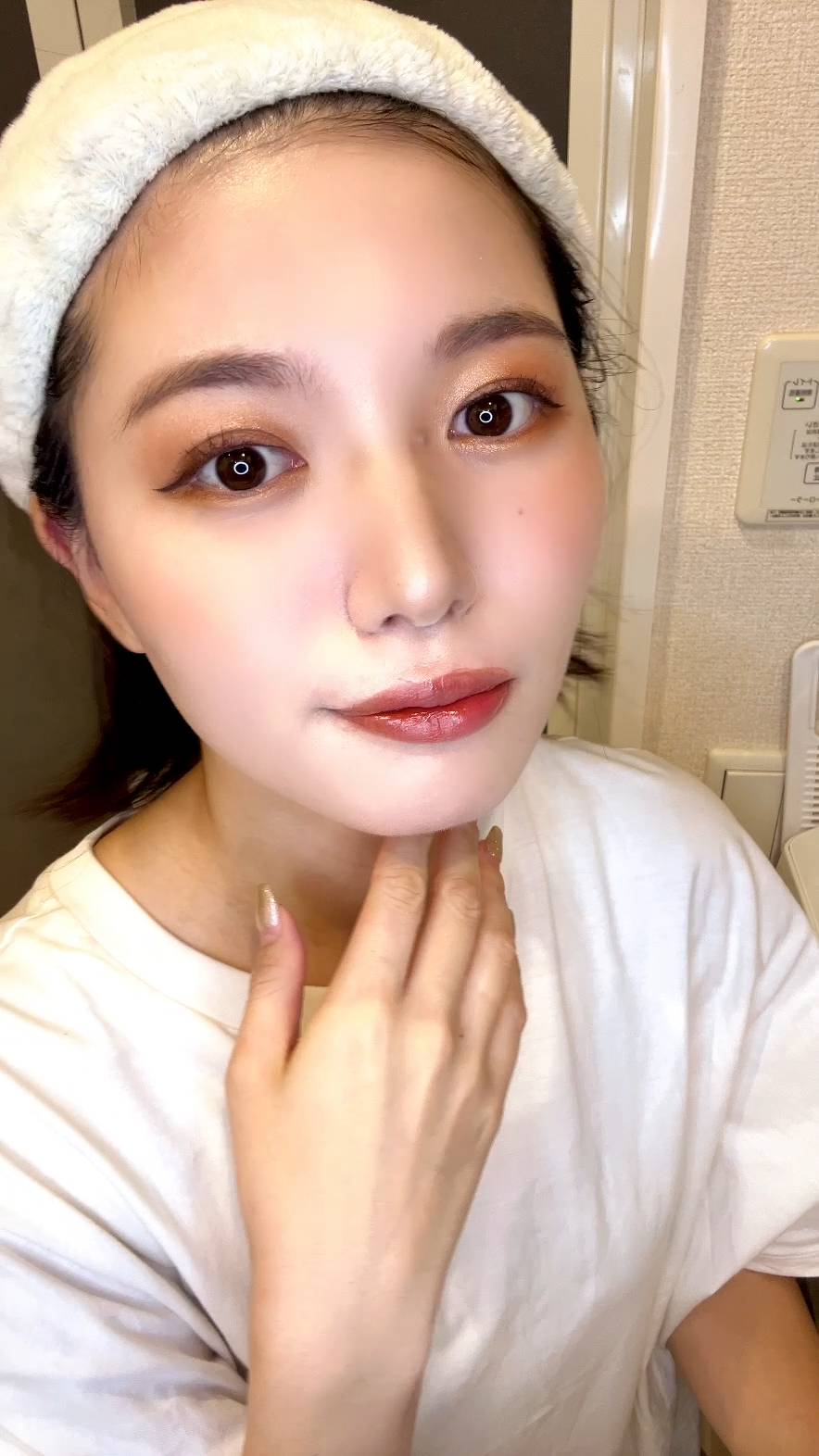 メイクを確認する女性｜メイク｜準備