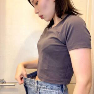 ズボンに隙間がある女性｜ダイエット｜筋トレ｜笑顔