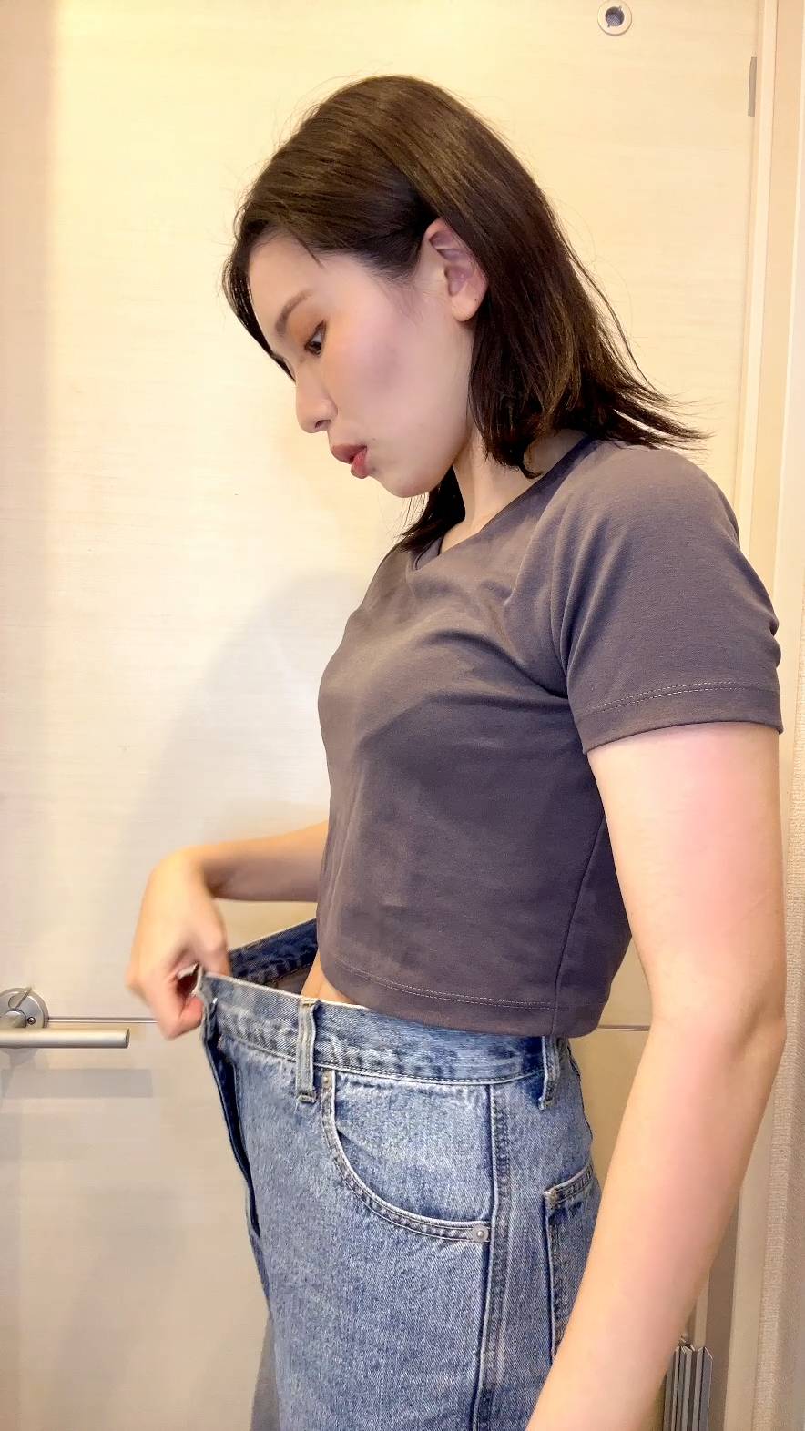 ズボンに隙間がある女性｜ダイエット｜筋トレ｜笑顔