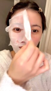 パックを剥がす瞬間に驚く女性｜美容｜笑顔｜パック