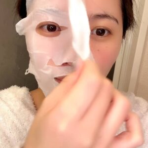 パックを剥がす瞬間に驚く女性｜美容｜笑顔｜パック