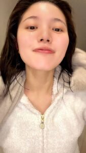 バスタオルを首にかけて微笑む女性｜デート｜お風呂