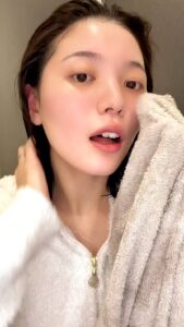 タオルで顔を拭いてリラックスする女性｜お風呂｜タオル