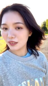 さらさらが身を靡かせる女性｜屋外｜ヘア｜デート