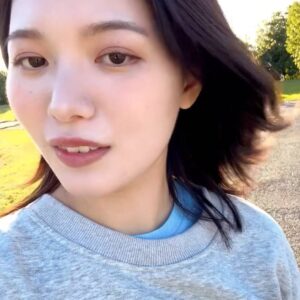 さらさらが身を靡かせる女性｜屋外｜ヘア｜デート