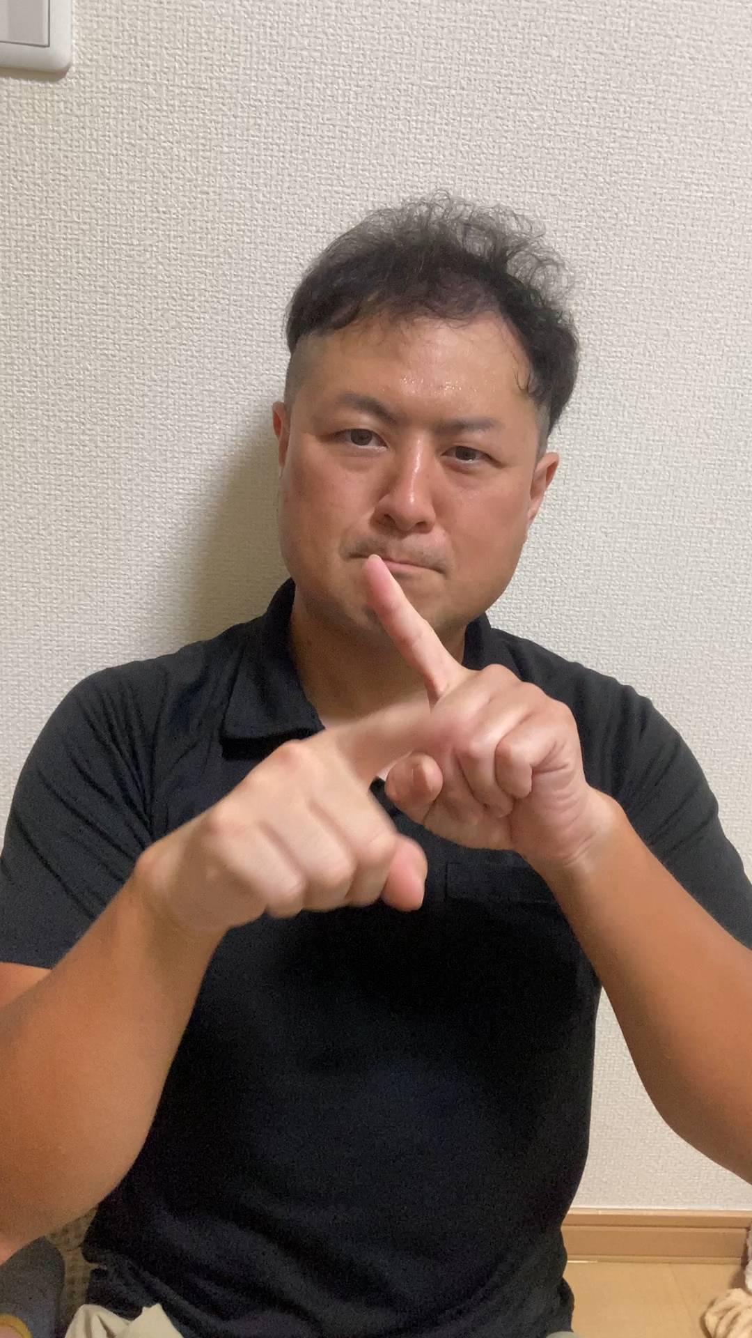 OKサイン、×バツサインをする男性｜表情｜ポーズ