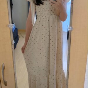 ファッションチェックする女性｜表情｜ポーズ｜ダイエット｜アパレル