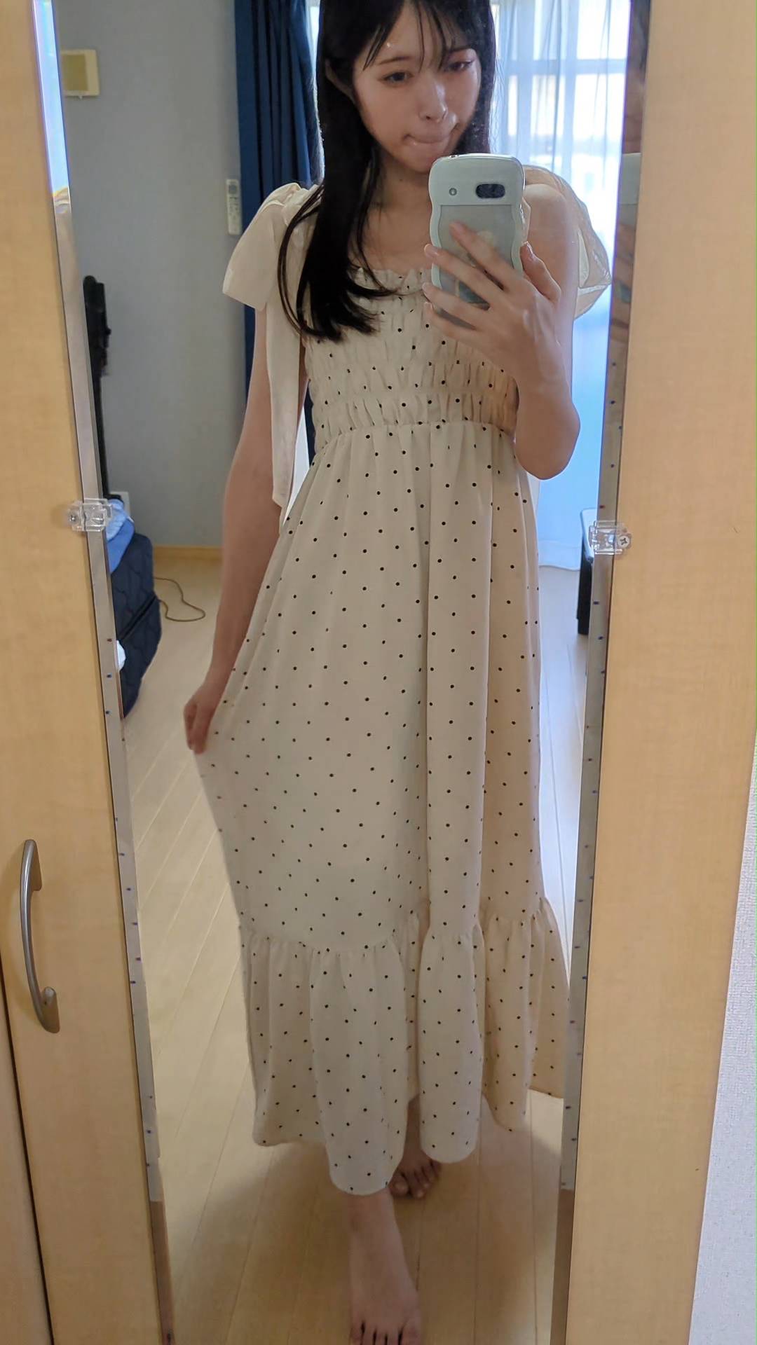 ファッションチェックする女性｜表情｜ポーズ｜ダイエット｜アパレル