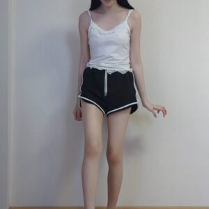 体重計にのって喜ぶ女性｜ダイエット｜痩身｜ポーズ｜喜ぶ