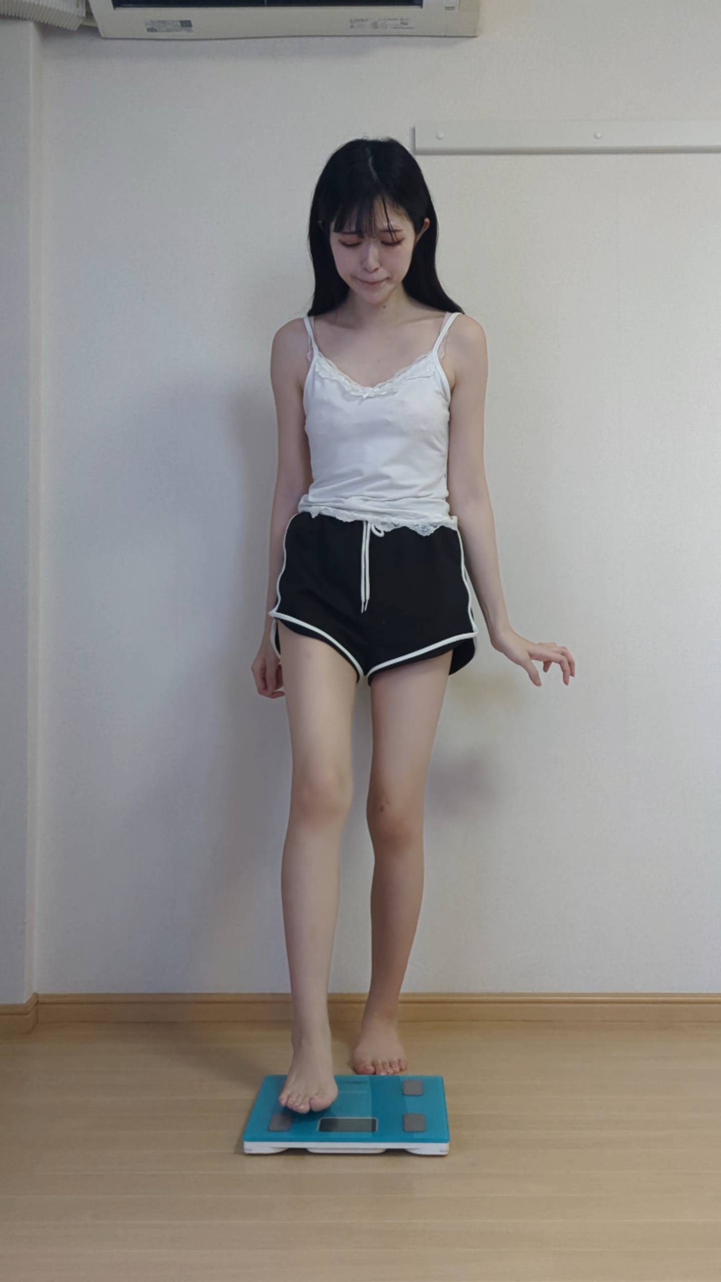 体重計にのって喜ぶ女性｜ダイエット｜痩身｜ポーズ｜喜ぶ