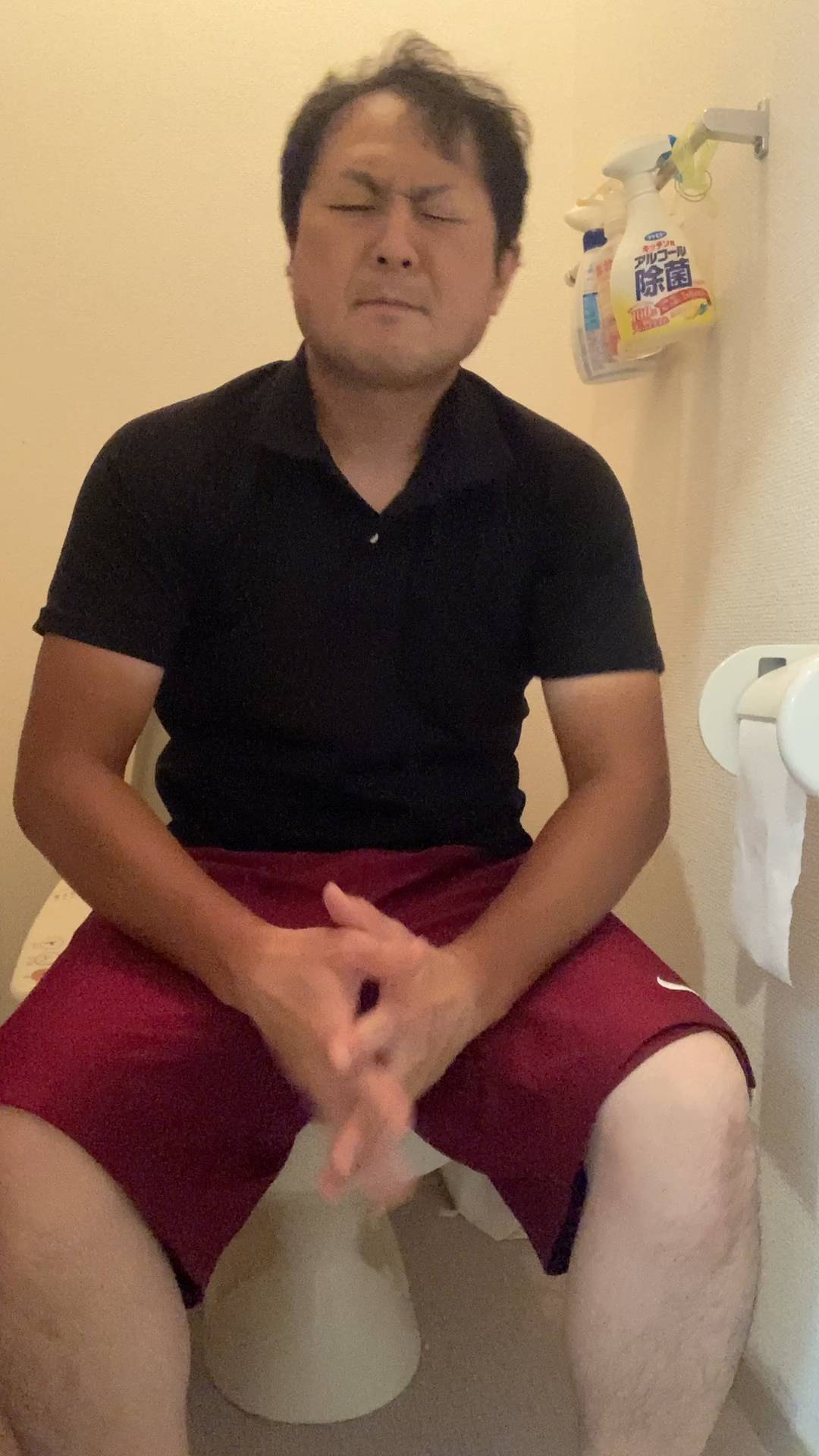 腹痛に苦しむ男性・快便・便秘の男性