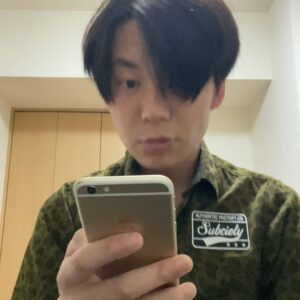 スマホ操作して喜ぶ男性｜マッチングアプリ｜デート｜投資｜副業