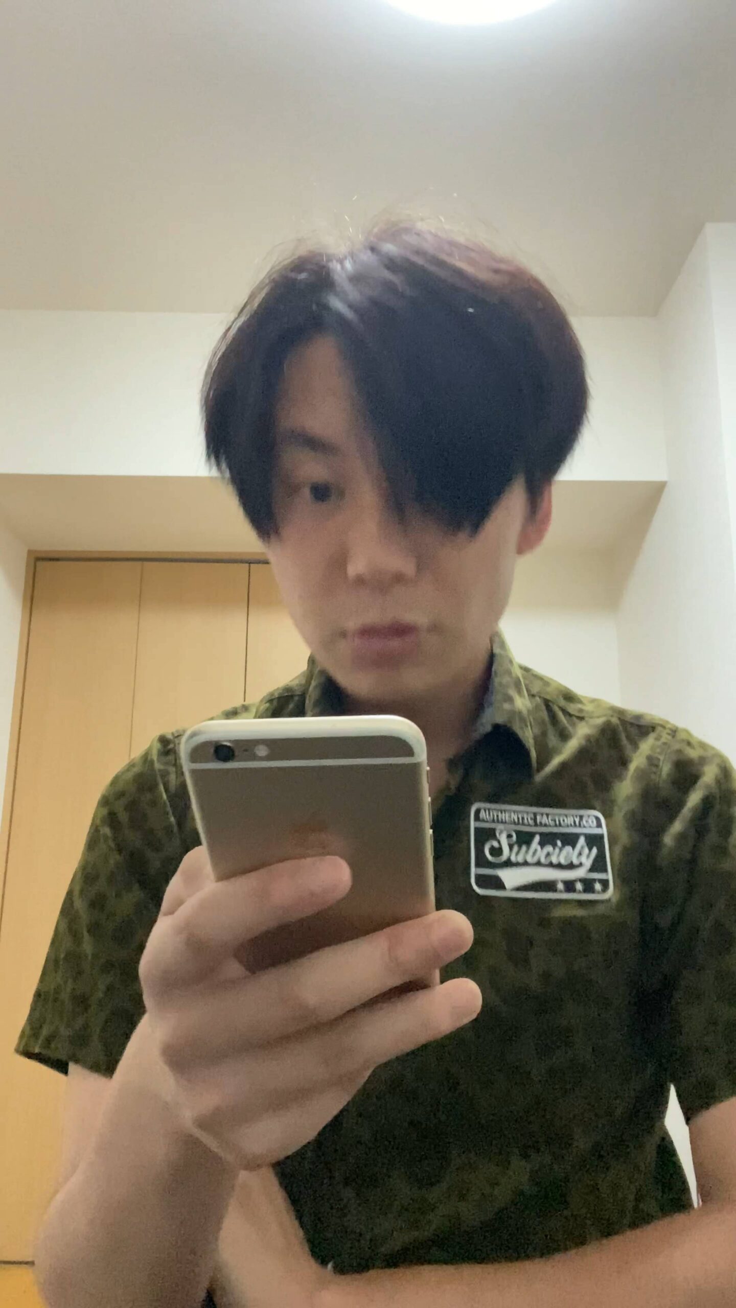 スマホ操作して喜ぶ男性｜マッチングアプリ｜デート｜投資｜副業