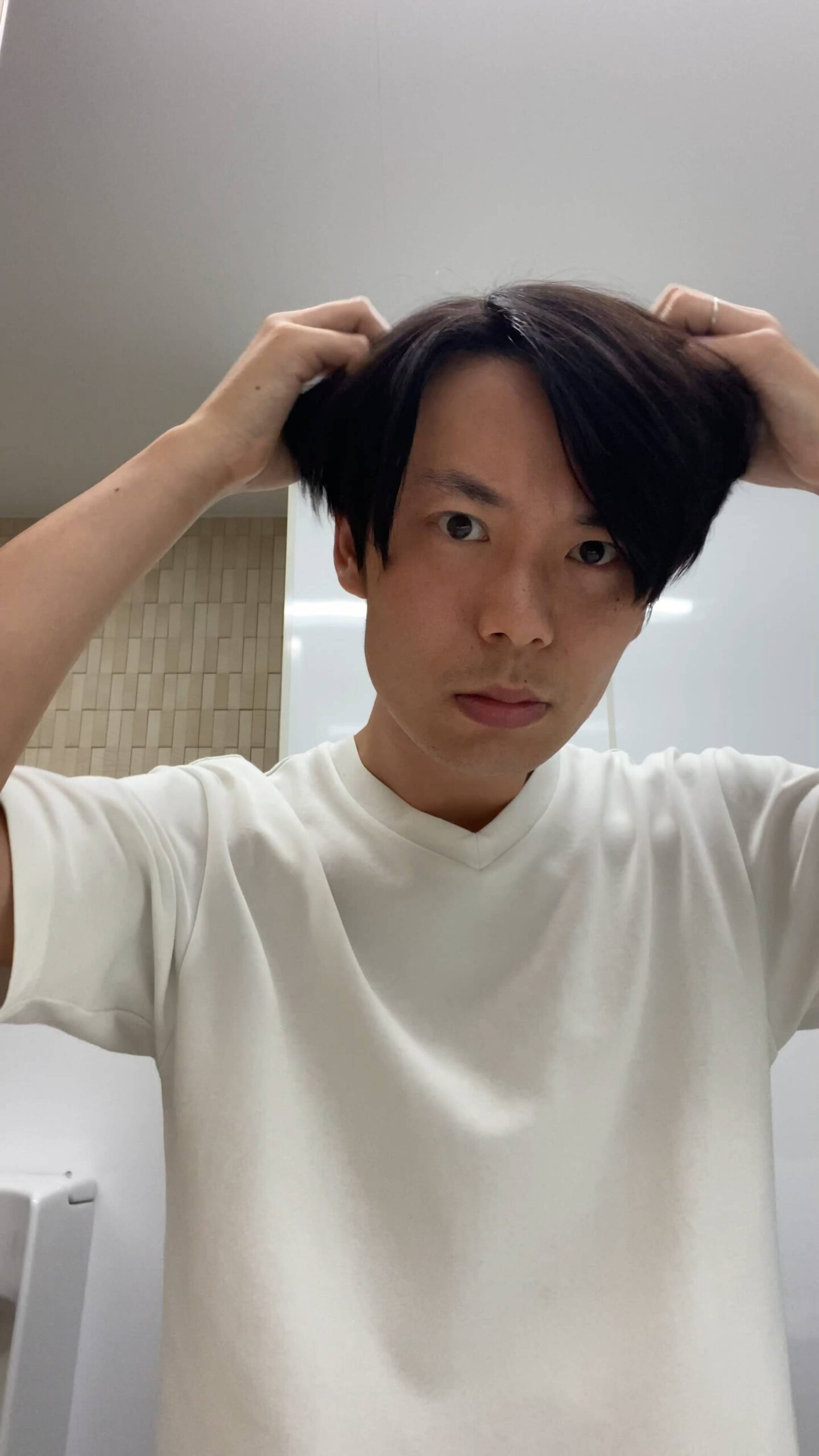 デート前に髪セットする気合い入った男性｜マッチングアプリ｜デート