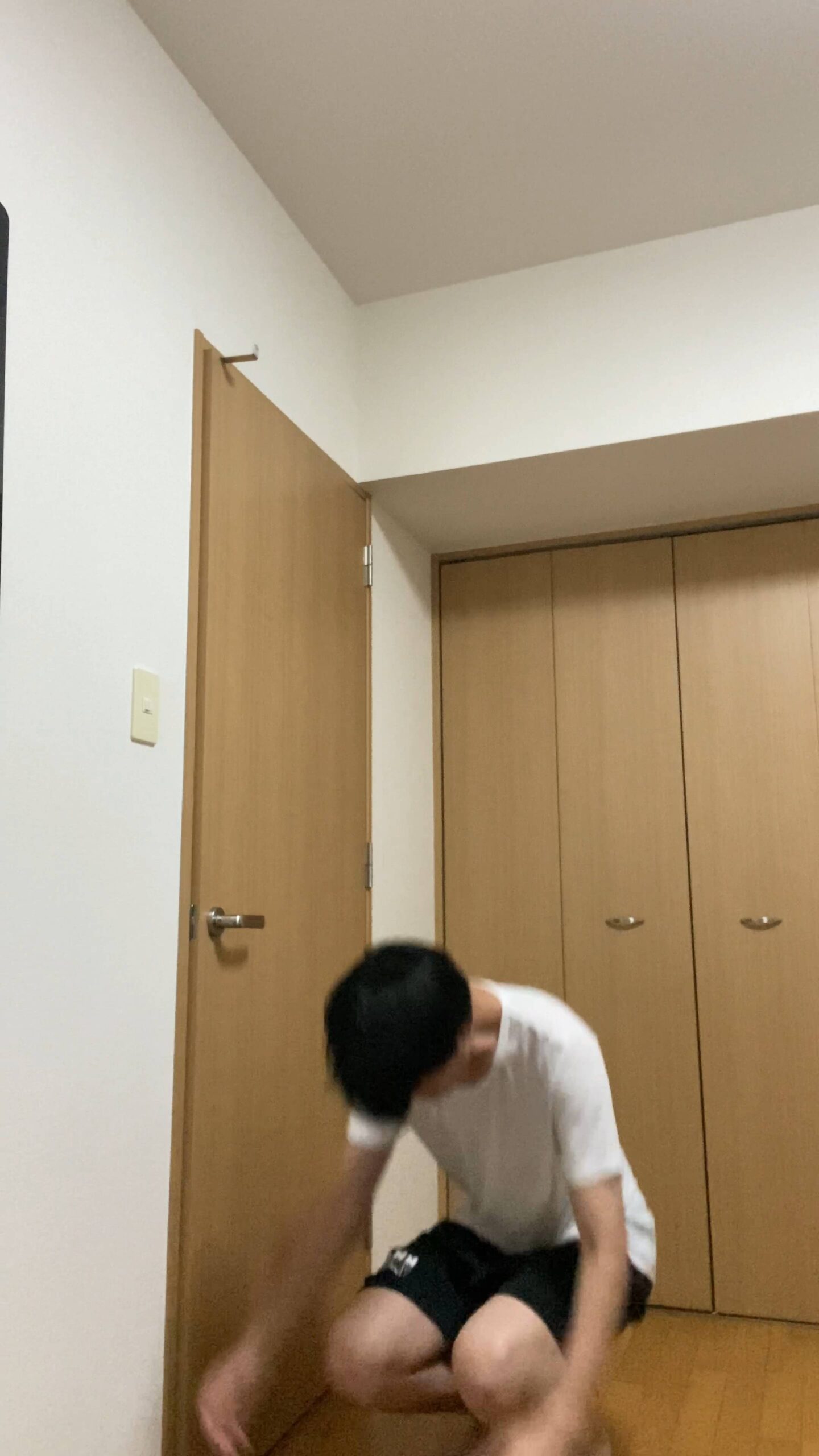 自宅でスクワットダイエットする男性｜痩身｜筋トレ