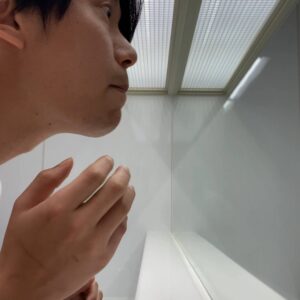 剃り残しをチェックする男性｜脱毛｜髭