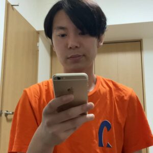 スマホ操作して喜ぶ男性｜マッチングアプリ｜投資｜副業｜デート