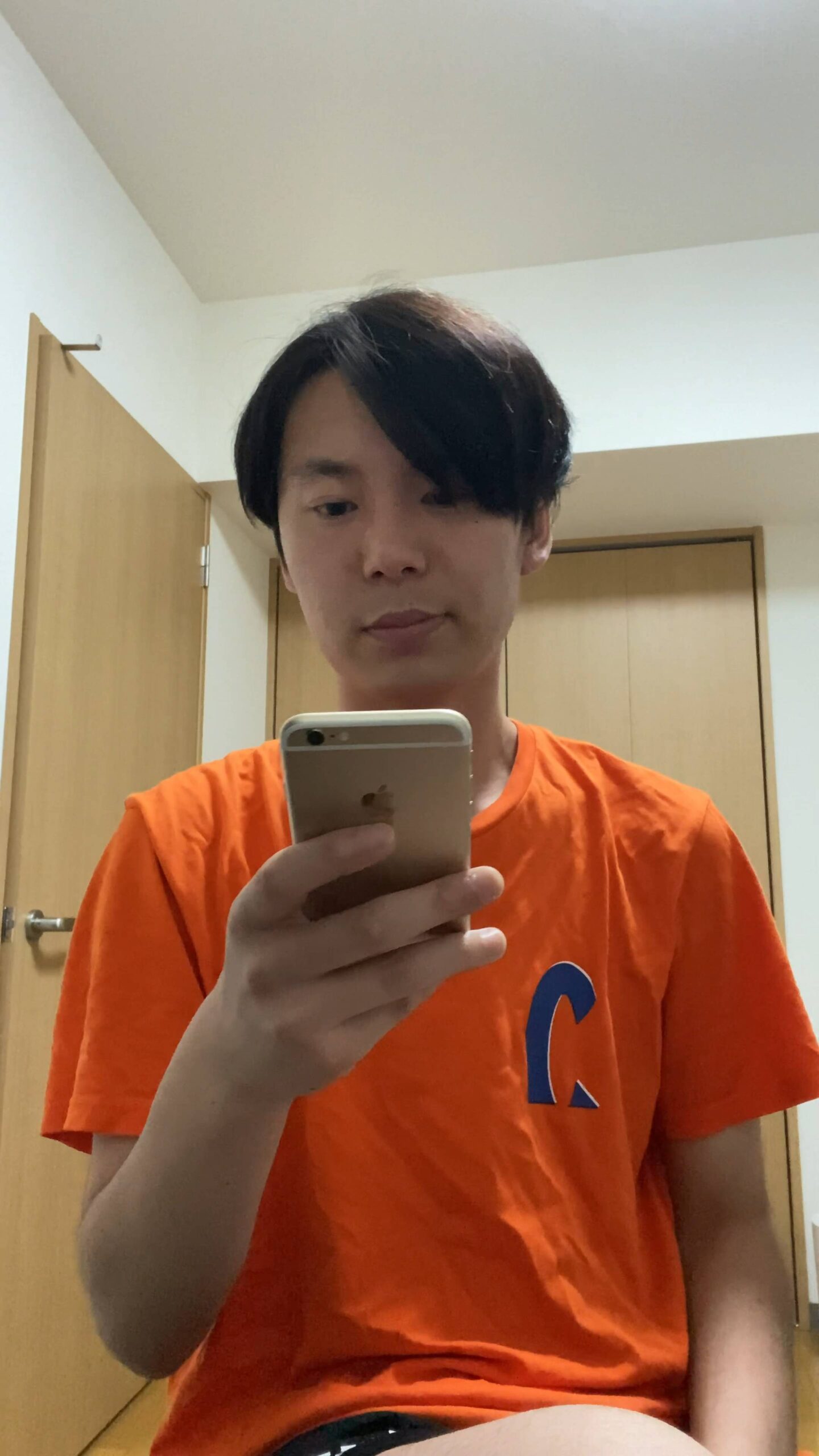 スマホ操作して喜ぶ男性｜マッチングアプリ｜投資｜副業｜デート