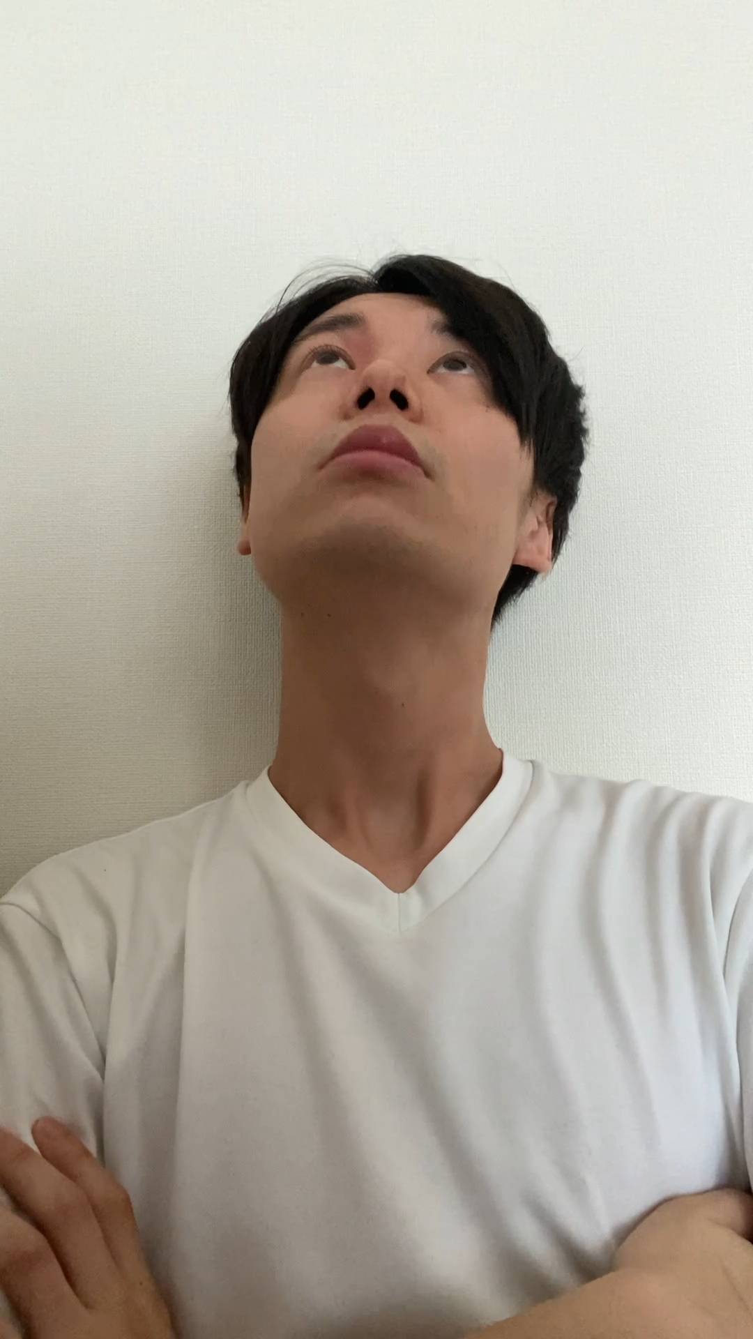 自信のあるグッドポーズする20代