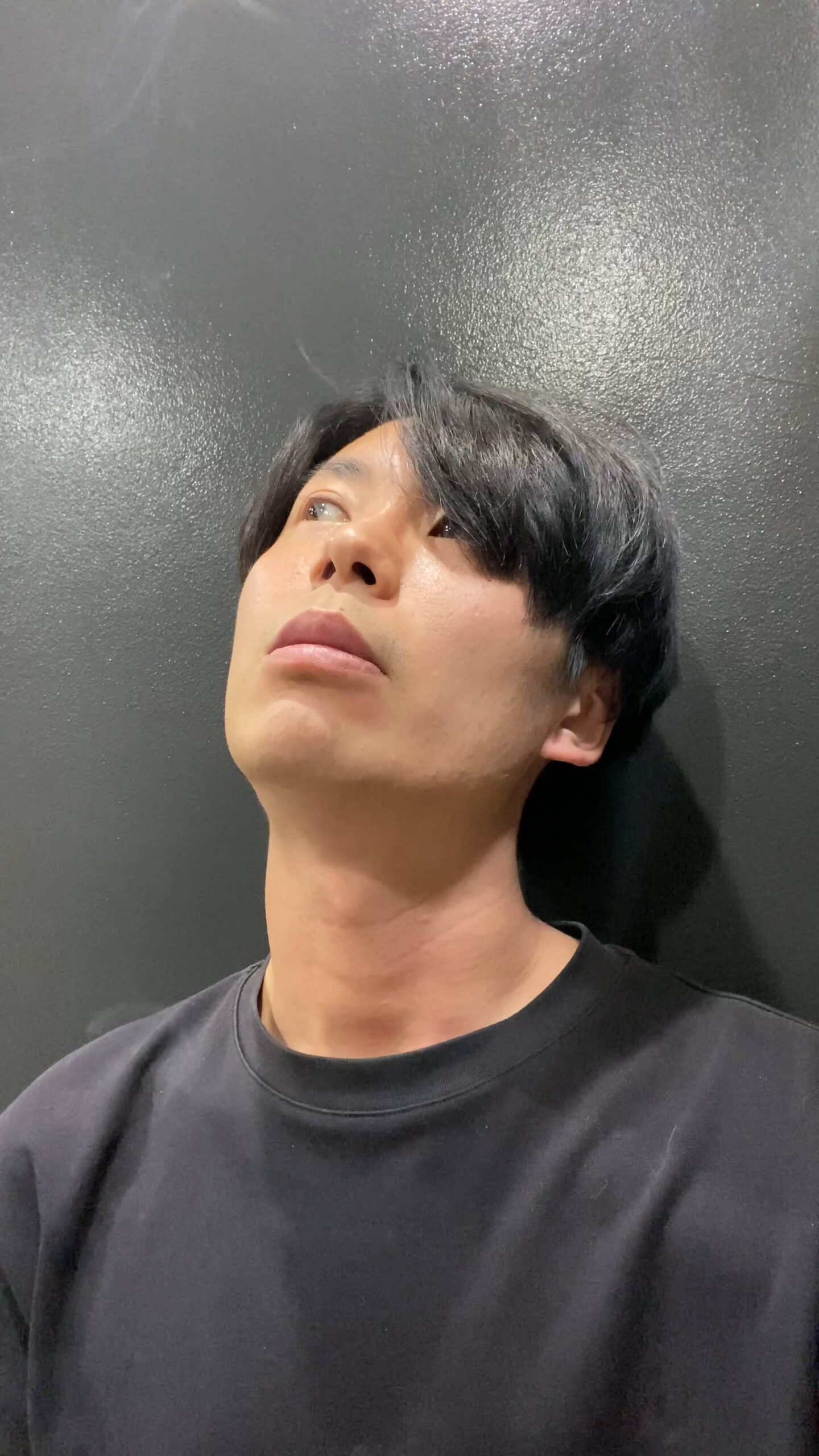 タバコをすう20代の男性｜喫煙｜ギャンブル｜借金｜副業