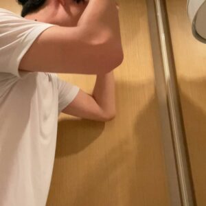 髪の毛をセットする男性｜デート｜マッチングアプリ