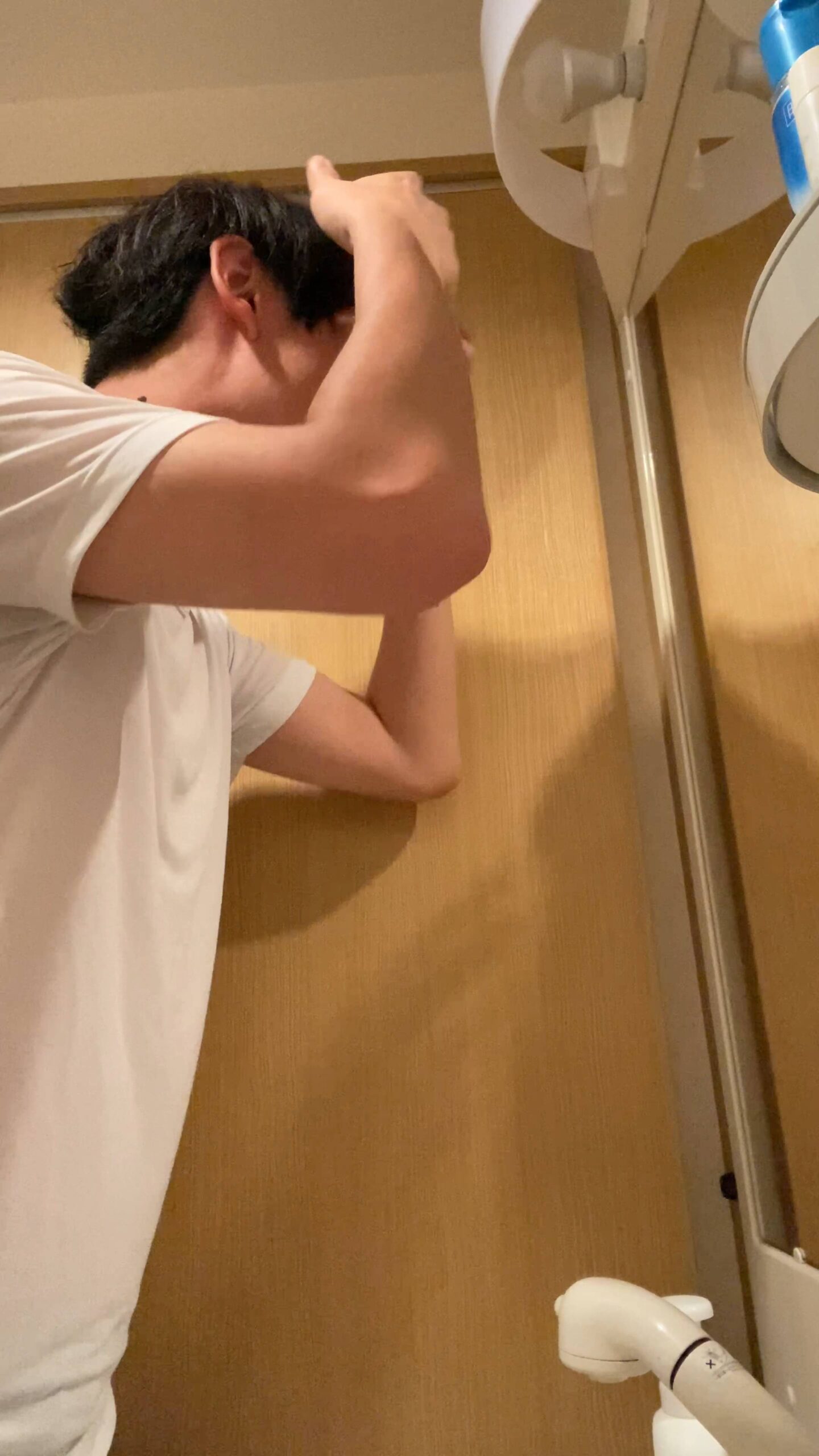 髪の毛をセットする男性｜デート｜マッチングアプリ