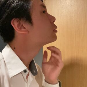 剃り残しをチェックする男性｜脱毛｜髭剃り
