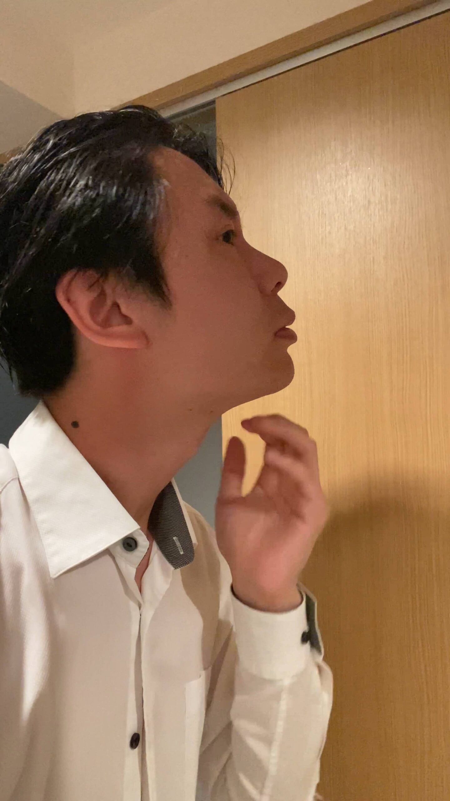 剃り残しをチェックする男性｜脱毛｜髭剃り