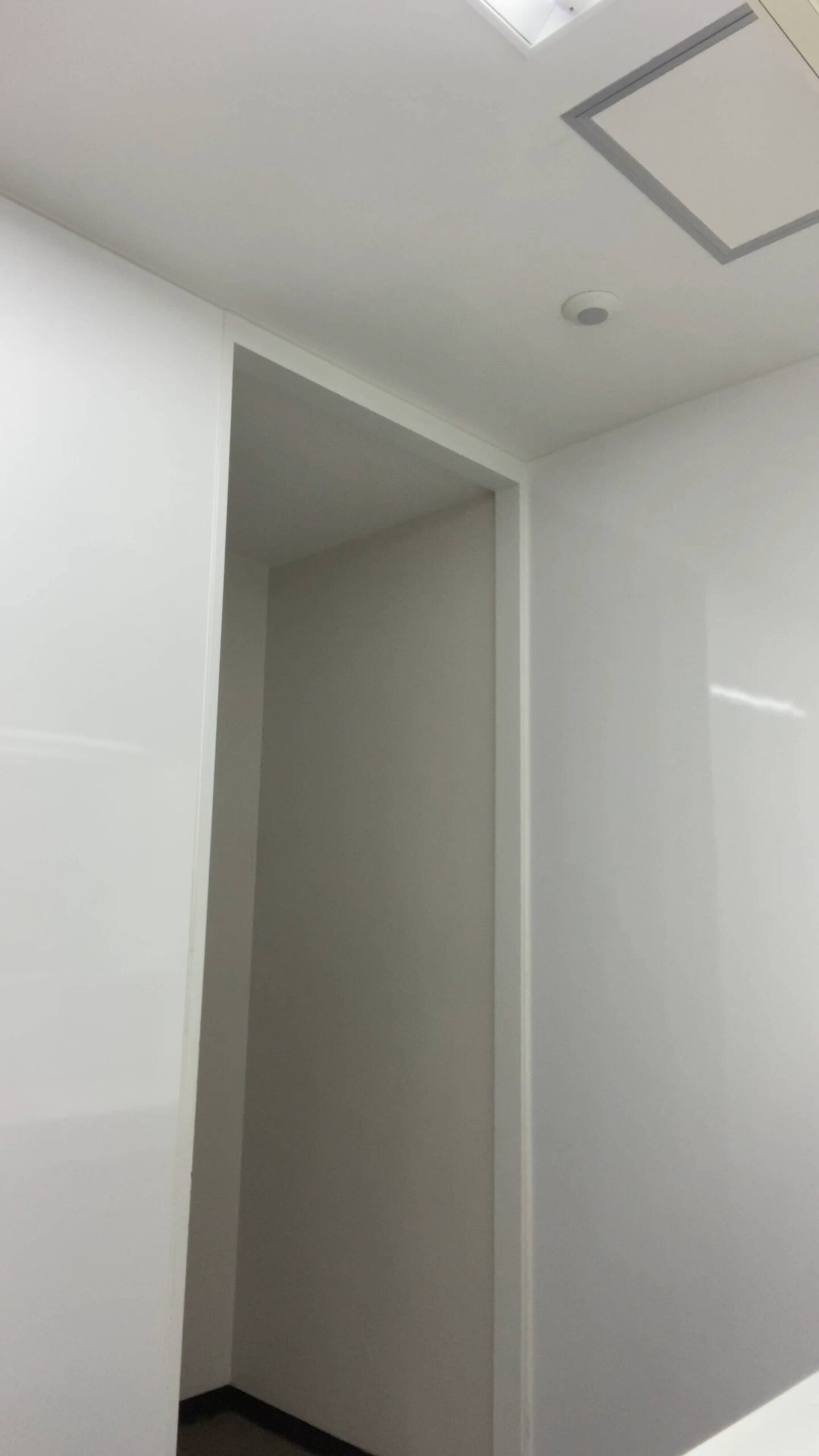 ちょっと待った！とする男性｜広告素材｜おすすめ