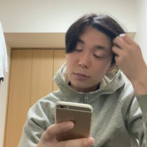 スマホ操作する男性｜マッチングアプリ｜副業｜投資｜ギャンブル｜デート