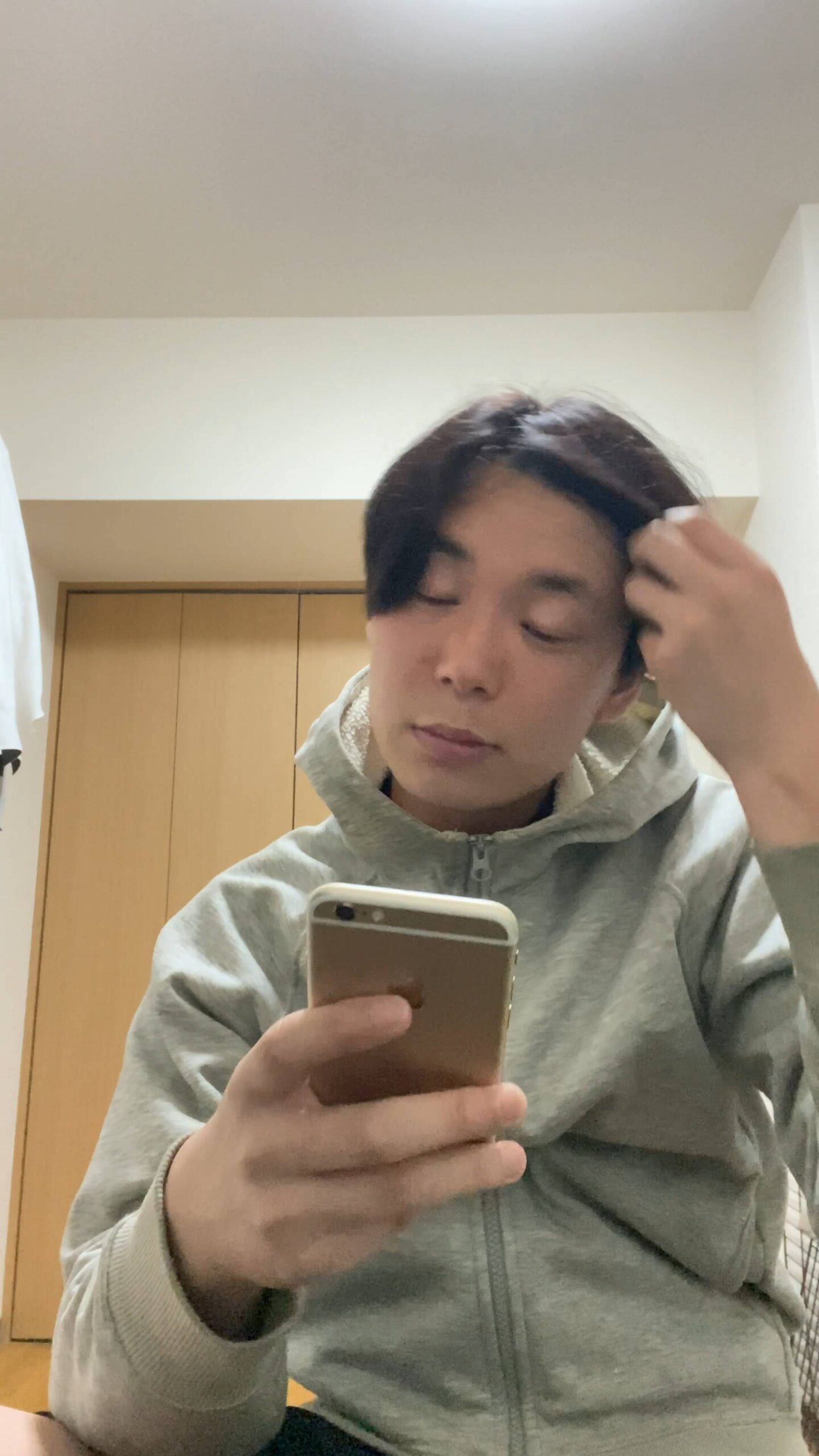 スマホ操作する男性｜マッチングアプリ｜副業｜投資｜ギャンブル｜デート