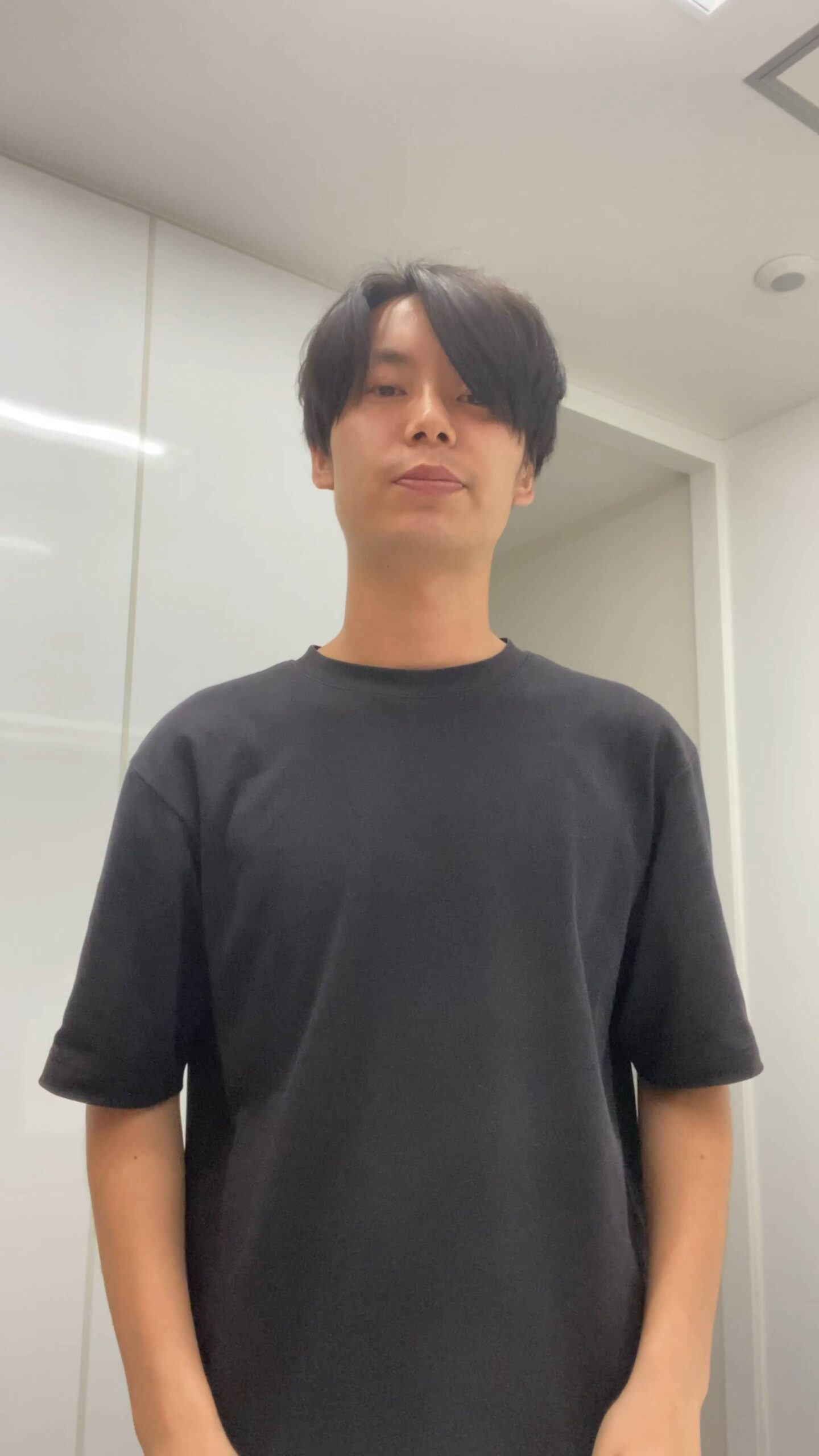 落ち込む、悲しむ20代男性