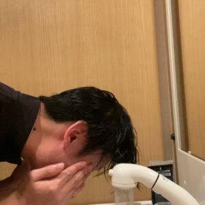 ゴシゴシ洗顔する20代男性