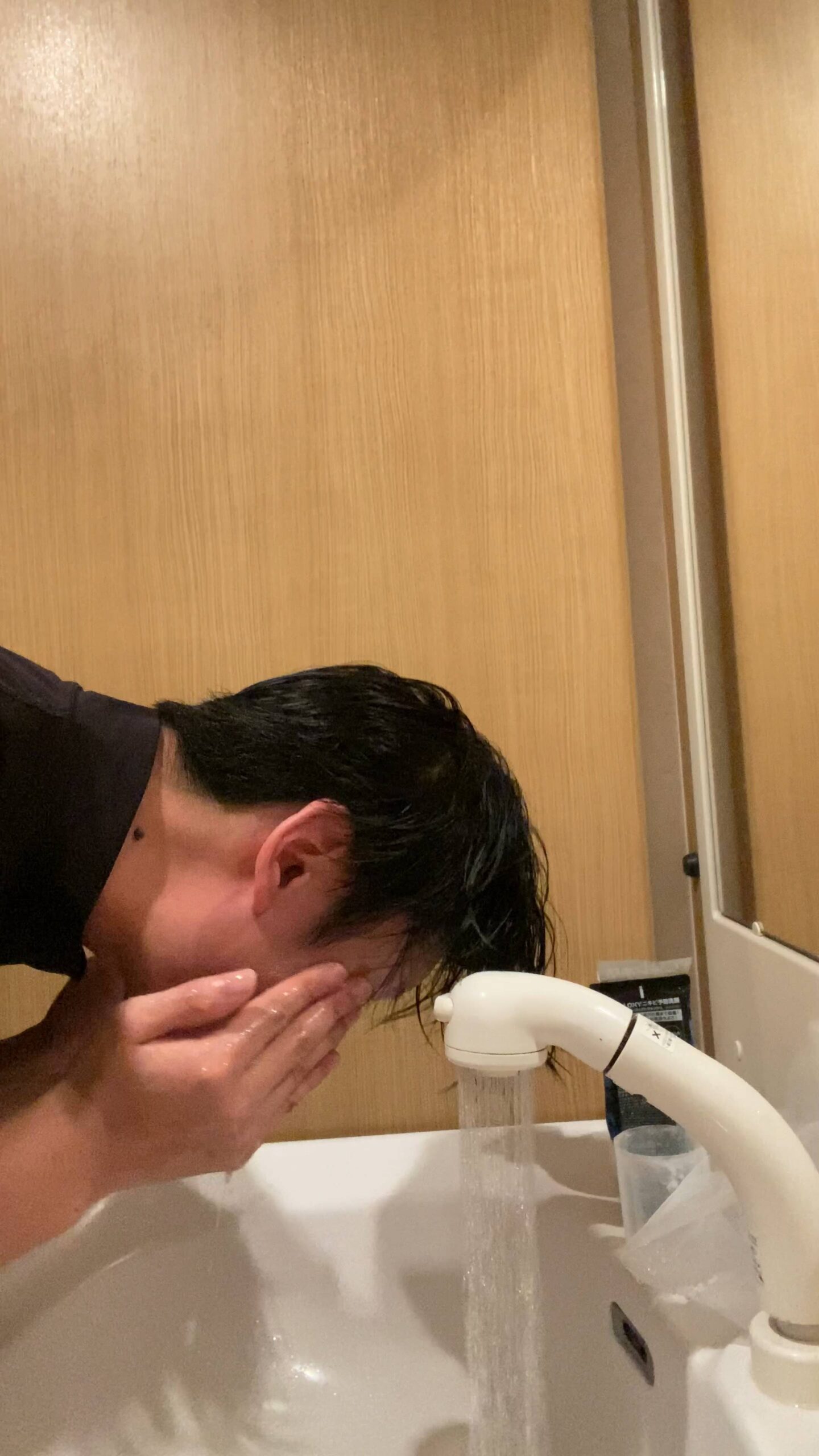 ゴシゴシ洗顔する20代男性