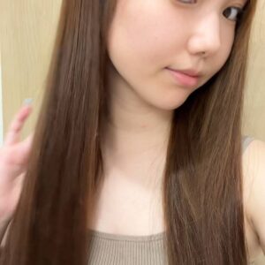 正面さらさらの髪をアピールする女性｜ヘアケア｜髪