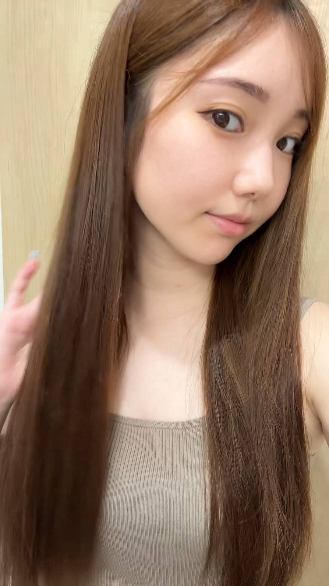 正面さらさらの髪をアピールする女性｜ヘアケア｜髪