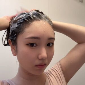 お風呂でシャンプーする女性｜ヘアケア｜髪
