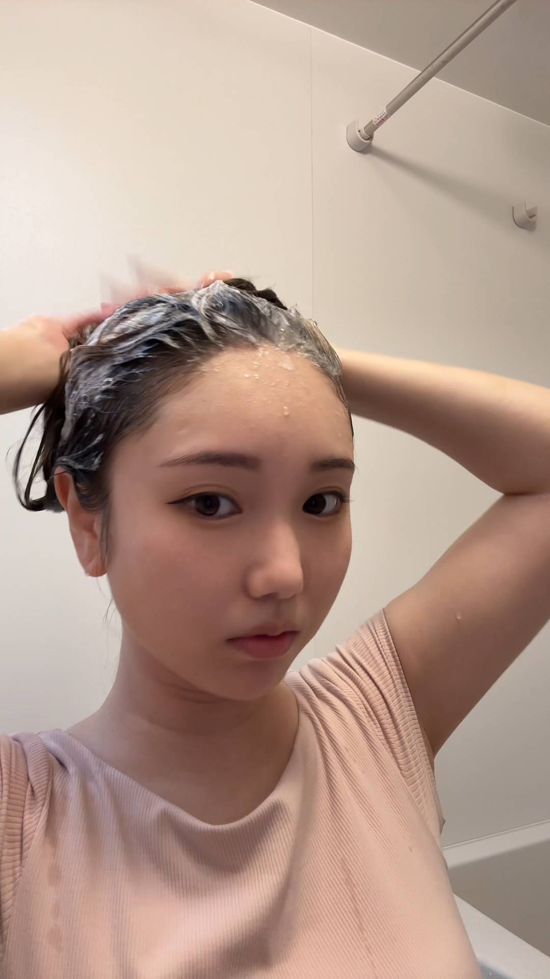 お風呂でシャンプーする女性｜ヘアケア｜髪