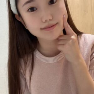 スキンケア もちもちの肌を指先で触る女性｜肌ケア