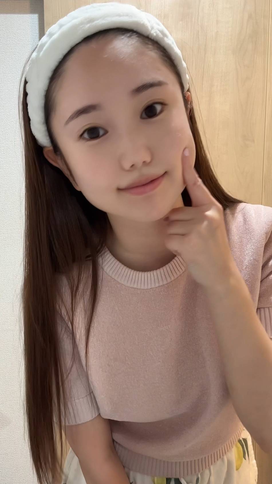 スキンケア もちもちの肌を指先で触る女性｜肌ケア