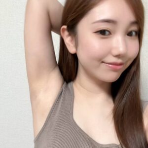 脇を脱毛してツルツルで喜んでる女性